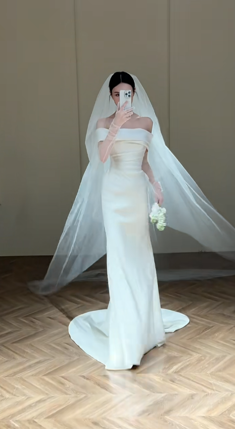 Robe de mariée sirène élégante en satin à épaules dénudées et voile avec gants C4327