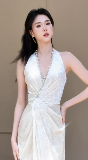 Robe de mariée longue en satin à col licou et fente, coupe trapèze, C4329