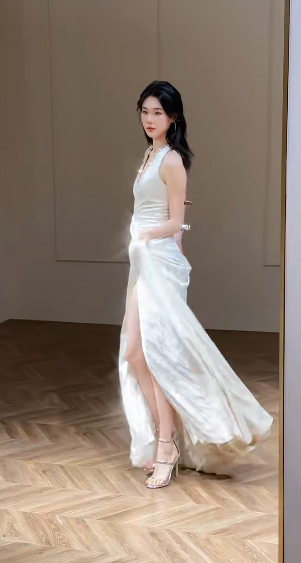 Robe de mariée longue en satin à col licou et fente, coupe trapèze, C4329