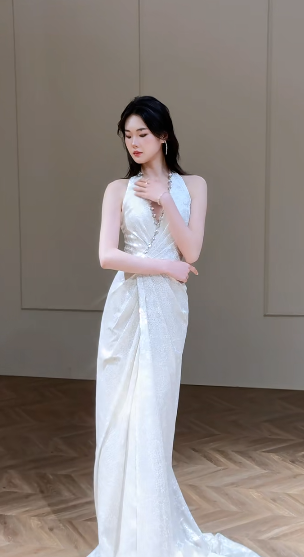 Robe de mariée longue en satin à col licou et fente, coupe trapèze, C4329