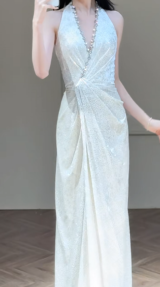 Robe de mariée longue en satin à col licou et fente, coupe trapèze, C4329