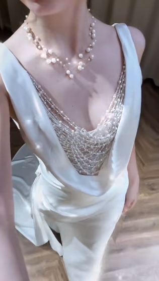 Robe de mariée longue sirène intemporelle en satin et perles C4331