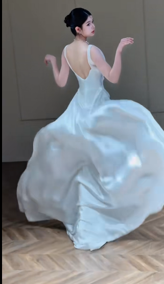 Robe de mariée longue sirène intemporelle en satin et perles C4331