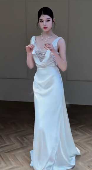 Robe de mariée longue sirène intemporelle en satin et perles C4331