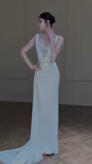 Robe de mariée longue sirène intemporelle en satin et perles C4331
