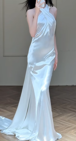 Robe de mariée longue en satin à col licou et sirène chic C4332