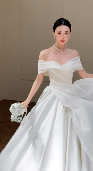 Robe de mariée longue élégante en mousseline de soie, épaules dénudées, C4333