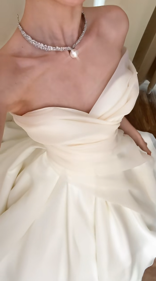 Robe de mariée longue élégante en mousseline de soie, épaules dénudées, C4333