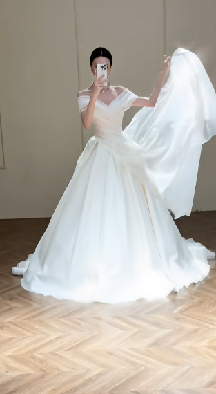 Robe de mariée longue élégante en mousseline de soie, épaules dénudées, C4333