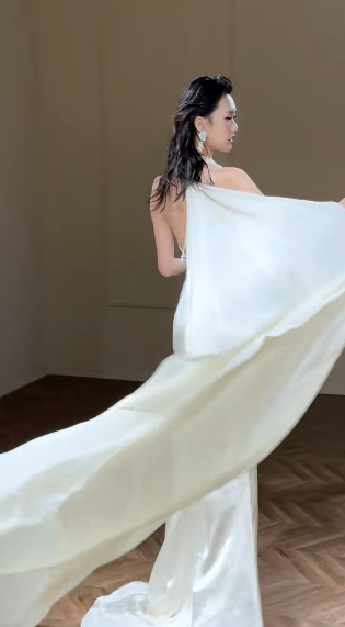 Robe de mariée longue en satin à col licou et sirène unique C4336