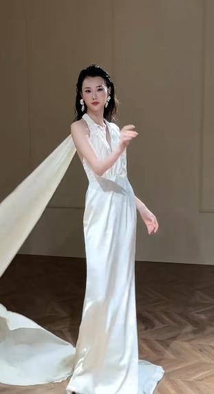 Robe de mariée longue en satin à col licou et sirène unique C4336