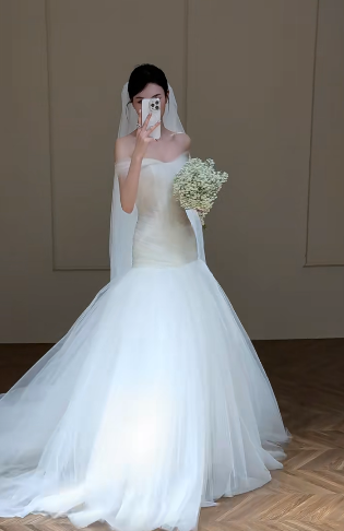 Robe de mariée sirène de rêve, épaules dénudées, tulle et voile, longue, C4338