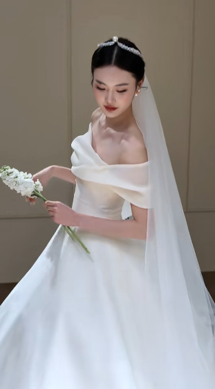 Robe de mariée longue élégante en satin à épaules dénudées et voile C4339