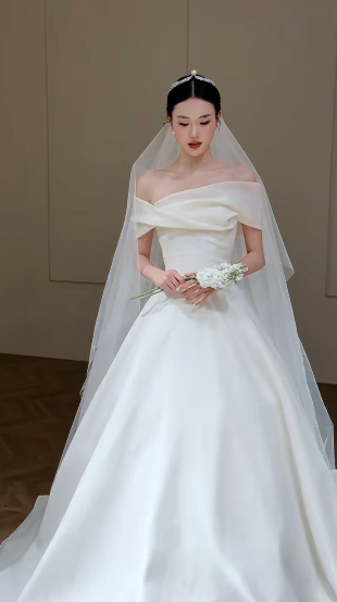 Robe de mariée longue élégante en satin à épaules dénudées et voile C4339