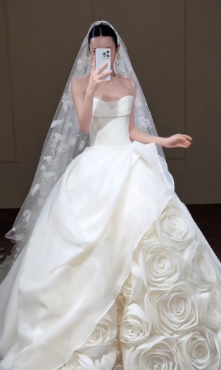 Superbe robe de mariée longue en mousseline de soie avec décolleté en cœur et voile C4349