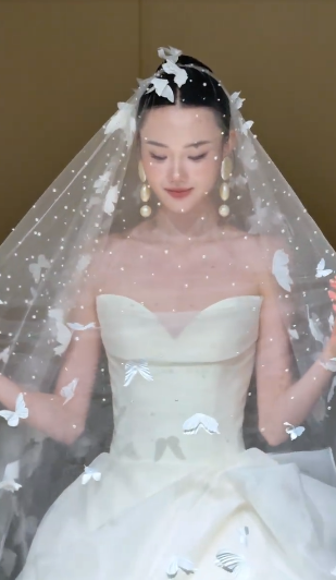 Superbe robe de mariée longue en mousseline de soie avec décolleté en cœur et voile C4349