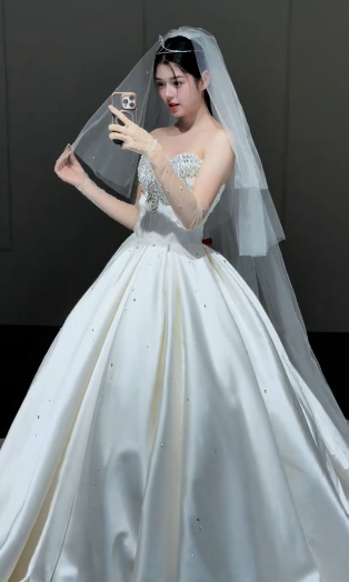 Robe de mariée longue bustier en satin, intemporelle, perlée et voile, C4352