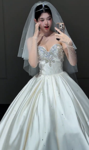 Robe de mariée longue bustier en satin, intemporelle, perlée et voile, C4352