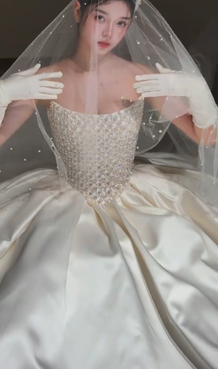 Superbe robe de bal bustier en satin perlé avec gants et voile, robe de mariée longue C4353