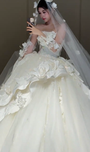 Superbe robe de bal bustier en satin et tulle avec appliques et manches en voile, robe de mariée longue C4354