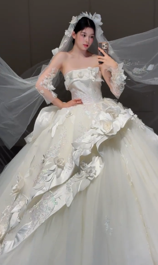 Superbe robe de bal bustier en satin et tulle avec appliques et manches en voile, robe de mariée longue C4354