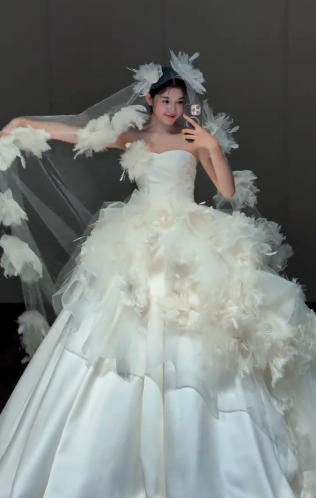 Robe de mariée longue en satin et tulle, sans bretelles, style bal intemporel, avec appliques et voile, C4355