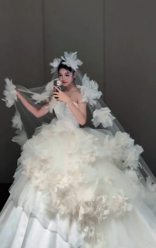 Robe de mariée longue en satin et tulle, sans bretelles, style bal intemporel, avec appliques et voile, C4355