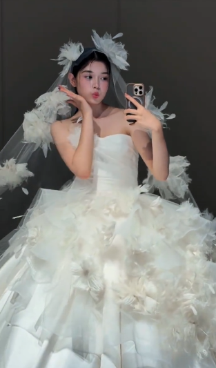 Robe de mariée longue en satin et tulle, sans bretelles, style bal intemporel, avec appliques et voile, C4355