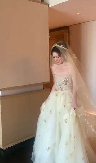 Robe de mariée longue en tulle à bretelles spaghetti et paillettes avec voile C4356