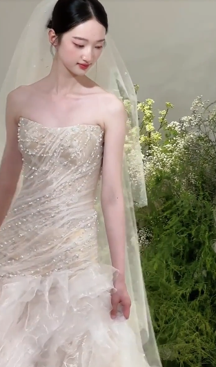 Robe de mariée sirène bustier en tulle et perles avec voile, longue et rêveuse, C4357