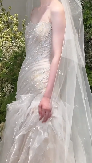 Robe de mariée sirène bustier en tulle et perles avec voile, longue et rêveuse, C4357