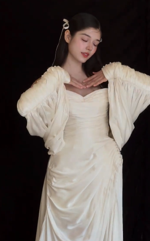 Robe de mariée longue en satin, coupe A, sans bretelles, avec manches, C4358