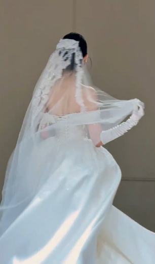 Robe de bal intemporelle à épaules dénudées, en satin et dentelle, avec gants et voile, robe de mariée longue C4359