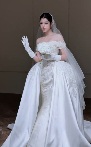 Robe de bal intemporelle à épaules dénudées, en satin et dentelle, avec gants et voile, robe de mariée longue C4359