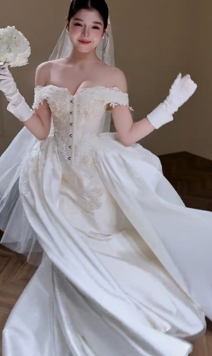 Robe de bal intemporelle à épaules dénudées, en satin et dentelle, avec gants et voile, robe de mariée longue C4359