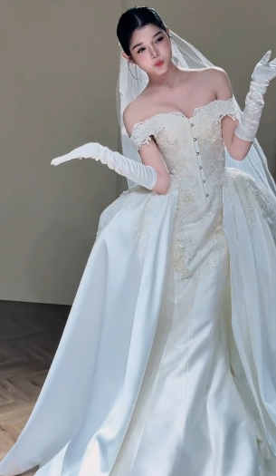 Robe de bal intemporelle à épaules dénudées, en satin et dentelle, avec gants et voile, robe de mariée longue C4359