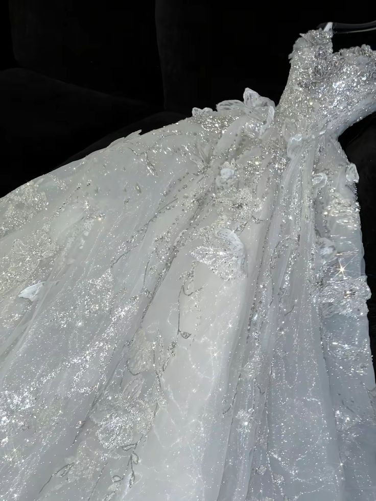 Robe de mariée longue intemporelle à bretelles spaghetti, en tulle, paillettes et perles, C4360