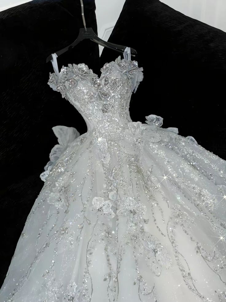 Robe de mariée longue intemporelle à bretelles spaghetti, en tulle, paillettes et perles, C4360