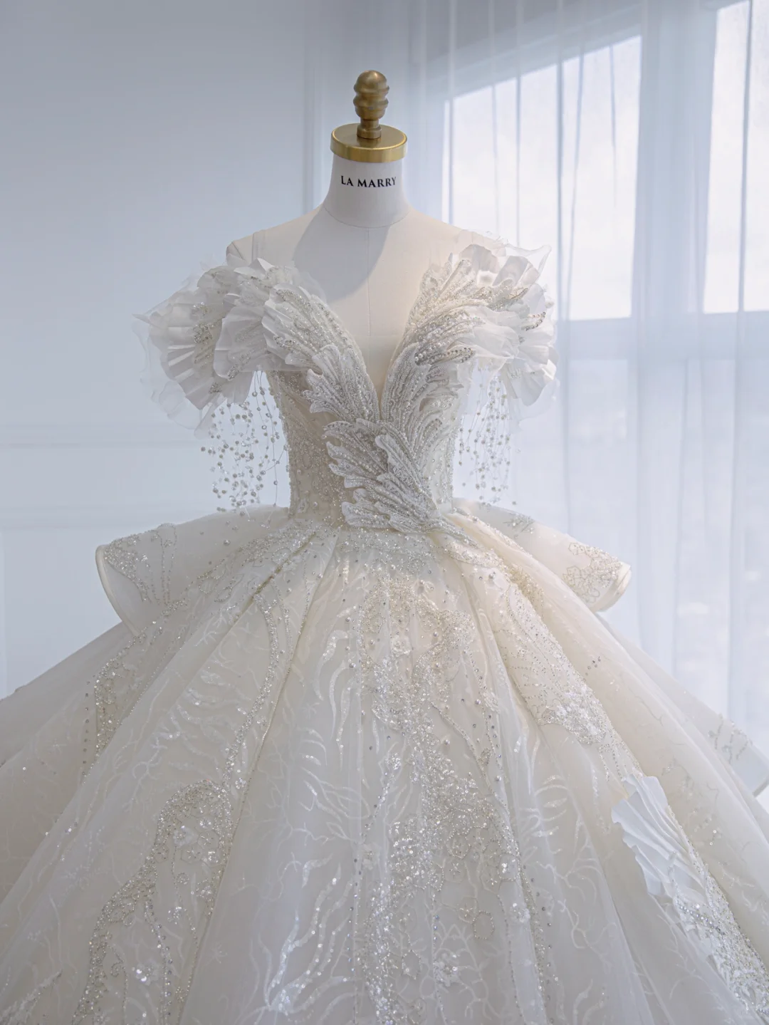 Robe de mariée longue en tulle, paillettes et perles, style bal intemporel, épaules dénudées, C4367