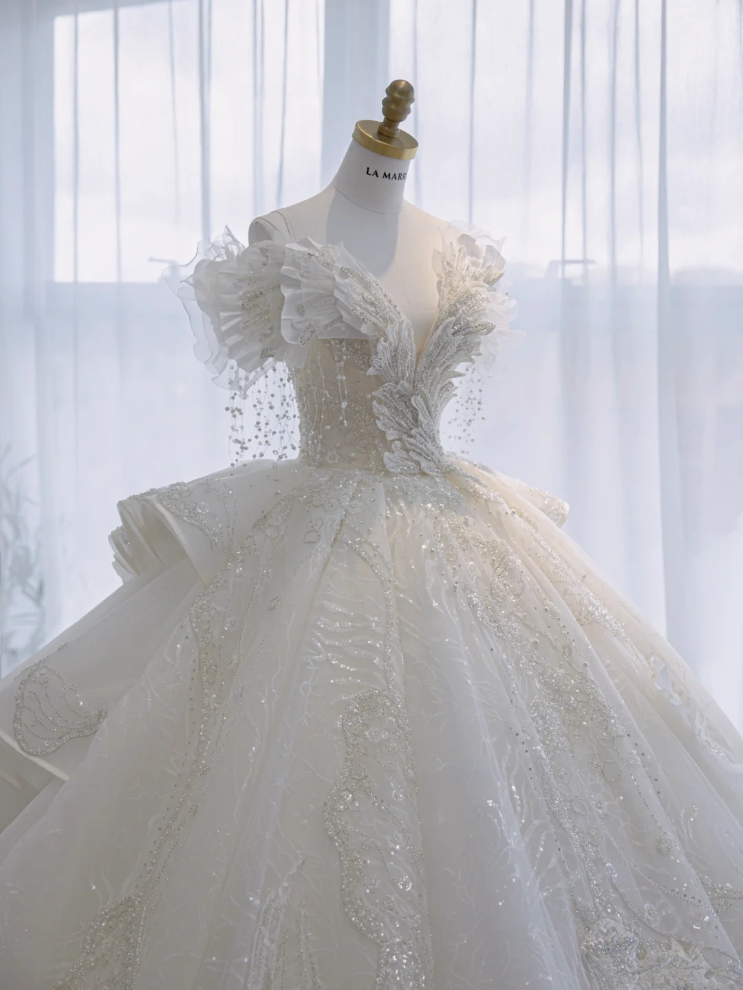 Robe de mariée longue en tulle, paillettes et perles, style bal intemporel, épaules dénudées, C4367