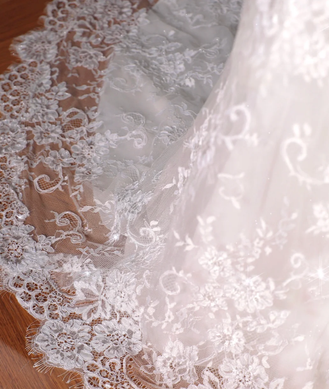 Superbe robe de mariée sirène longue en satin et dentelle perlée C4372