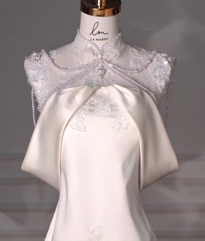 Superbe robe de mariée sirène longue en satin et dentelle perlée C4372