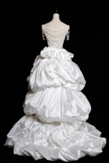 Robe de mariée longue vintage en satin à bretelles spaghetti et perles C4381