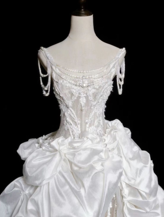 Robe de mariée longue vintage en satin à bretelles spaghetti et perles C4381