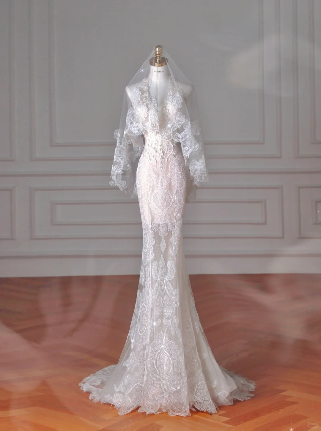 Robe de mariée sirène de rêve en tulle et dentelle avec voile C4382