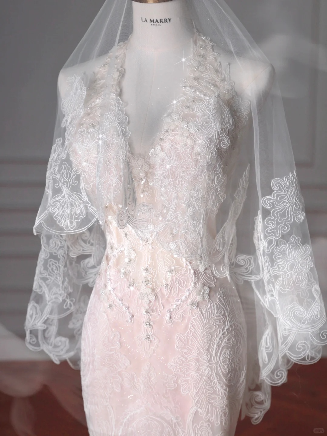 Robe de mariée sirène de rêve en tulle et dentelle avec voile C4382