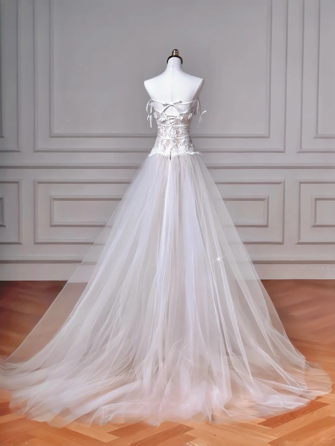 Jolie robe de mariée longue en tulle et dentelle avec bretelles spaghetti et appliques C4385