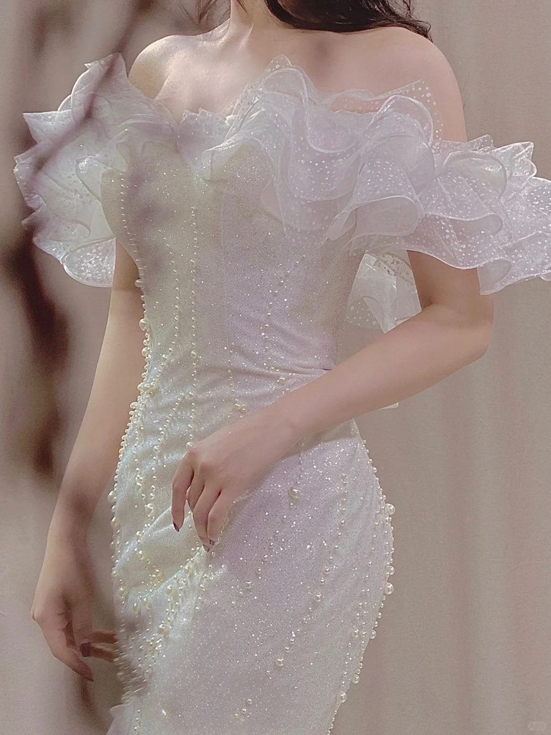 Superbe robe de mariée sirène longue en satin à épaules dénudées et sequins et perles C4386
