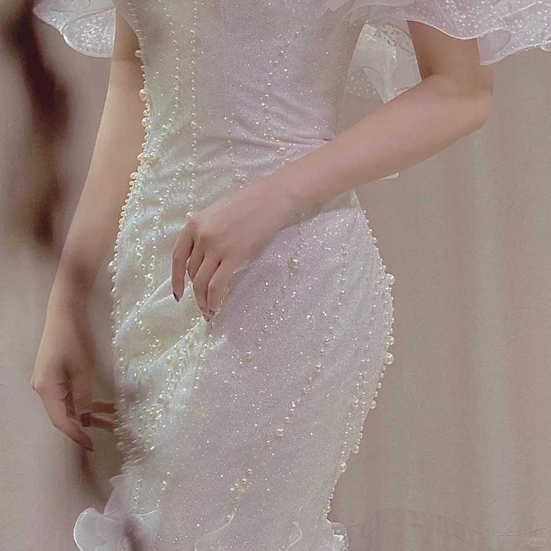 Superbe robe de mariée sirène longue en satin à épaules dénudées et sequins et perles C4386