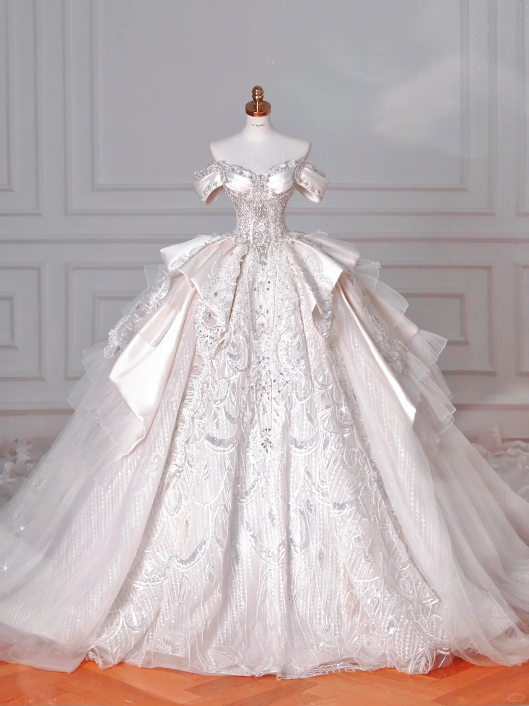 Robe de mariée longue en satin, tulle, dentelle, paillettes et perles, style bal intemporel, épaules dénudées, C4388